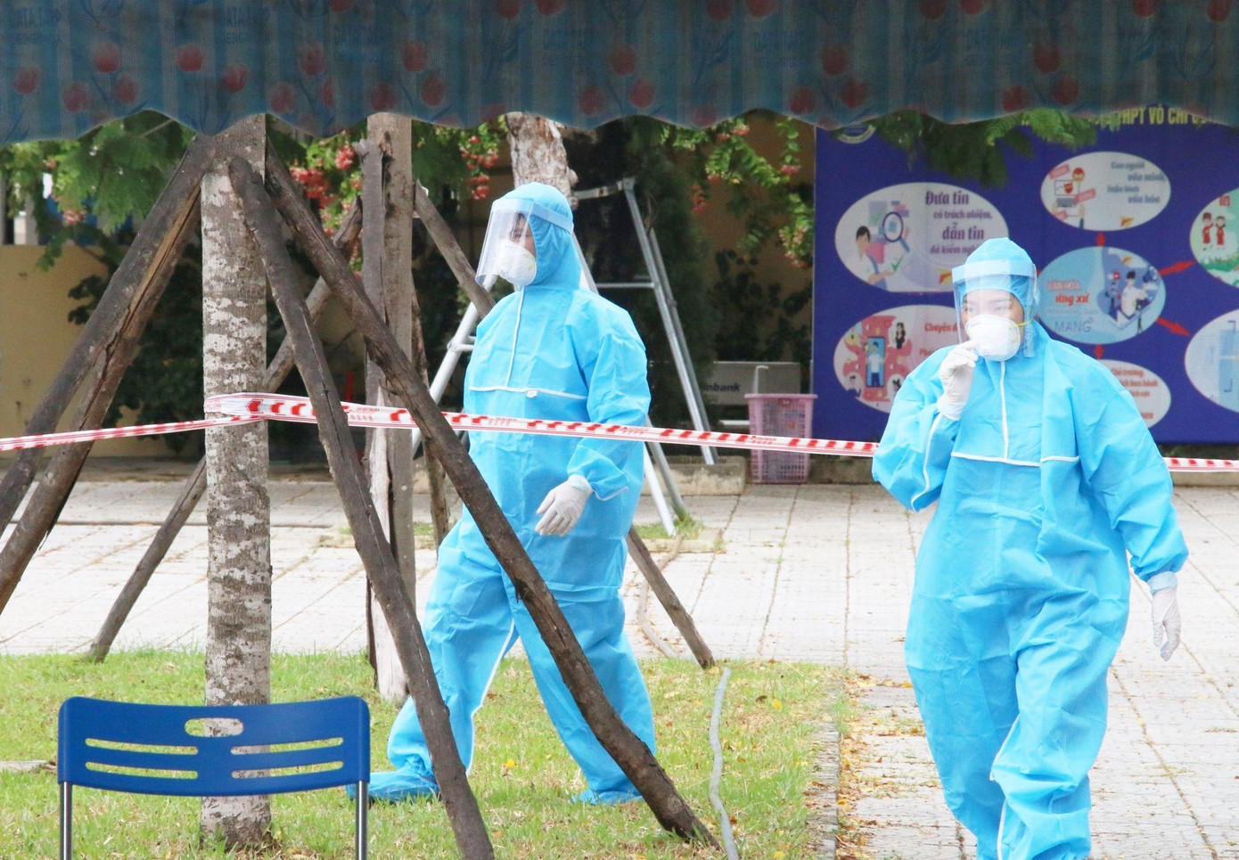 Thầy Nguyễn Văn Đông, Trưởng điểm thi cho biết tất cả những người làm công tác thi được trang bị trang phục bảo hộ, tập huấn kĩ các biện pháp phòng, chống dịch.