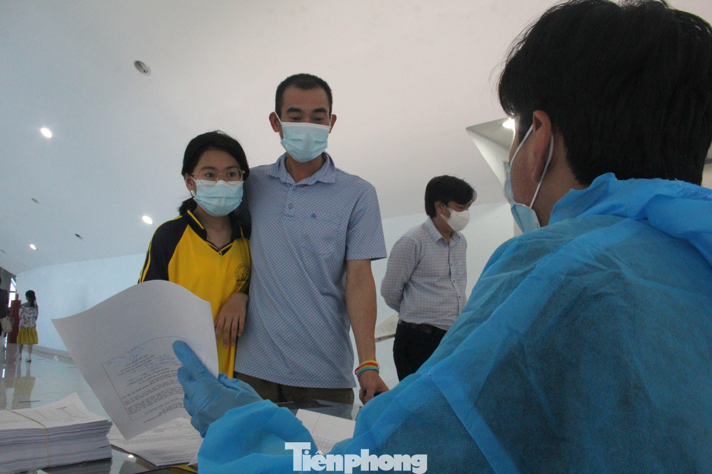 Anh Hồ Thái Thanh, phụ huynh em Hồ Pha Lê (lớp 6, THCS Sào Nam) chia sẻ lúc đầu cũng lo lắng nhưng sau khi tìm hiểu thông tin, biết được việc tiêm phòng hết sức cần thiết, biết được loại vắc xin tiêm cho con mình nên gia đình yên tâm, quyết định cho cháu tiêm.