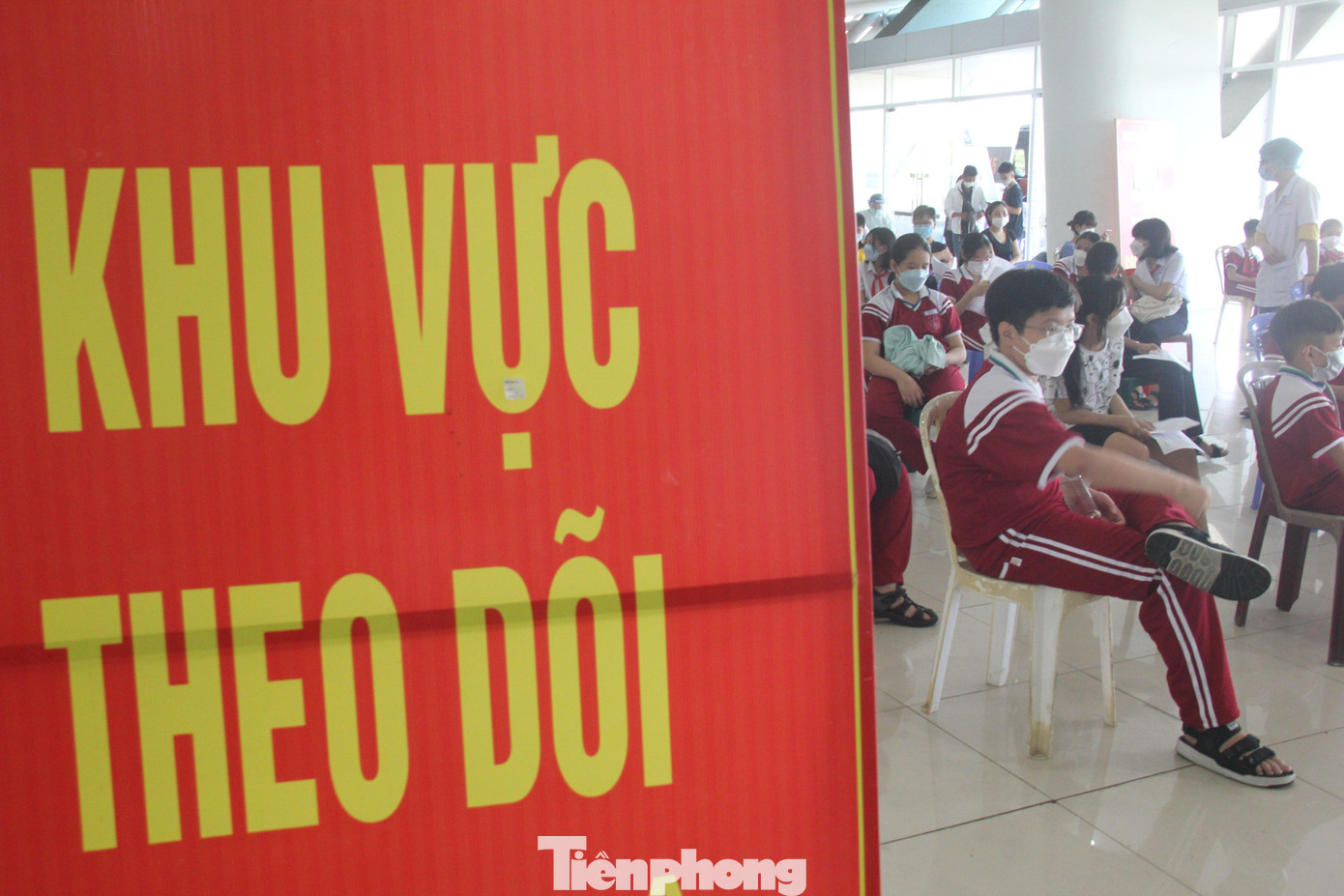 Em Nguyễn Thủy Tiên (lớp 6, trường THCS Sào Nam) cho hay trước khi đi tiêm, em được thầy cô giáo dặn dò ăn uống đầy đủ, động viên phải dũng cảm vì tiêm không đau như mình nghĩ.