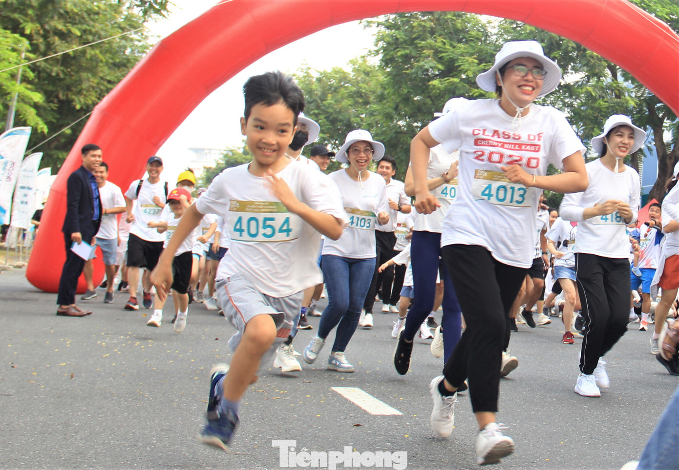 Sáng cùng ngày, Hệ thống giáo dục Sky-Line cũng tổ chức giải chạy bộ “Vì một môi trường giáo dục hạnh phúc " với sự tham gia của hàng trăm học sinh, phụ huynh, và thầy cô giáo trong trường. Cung đường chạy ven sông Hàn, dài 4km.