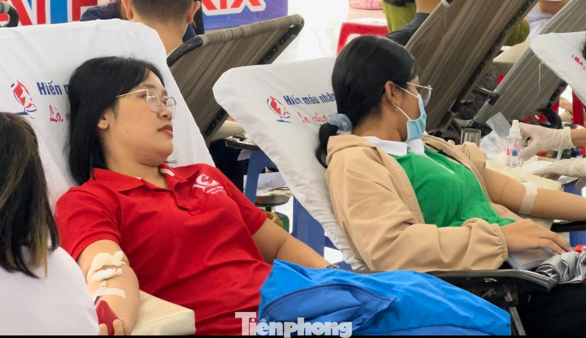 Cô giáo Nguyễn Thị Nga (quận Cẩm Lệ) đã theo dõi Chủ nhật Đỏ từ lâu, sáng nay được cho đi giọt máu hồng trong ngày hội. "Mình biết Chủ nhật Đỏ nhiều năm qua nhưng nay mới có dịp cho máu, hòa trong không khí ấm áp này. Dịp sau mình sẽ cố gắng đưa hai con tới đây để dạy các cháu biết yêu thương, giúp đỡ, sẻ chia", chị tâm tình. Cô giáo Nguyễn Thị Nga (quận Cẩm Lệ) đã theo dõi Chủ nhật Đỏ từ lâu, sáng nay được cho đi giọt máu hồng trong ngày hội. "Mình biết Chủ nhật Đỏ nhiều năm qua nhưng nay mới có dịp cho máu, hòa trong không khí ấm áp này. Dịp sau mình sẽ cố gắng đưa hai con tới đây để dạy các cháu biết yêu thương, giúp đỡ, sẻ chia", chị tâm tình.