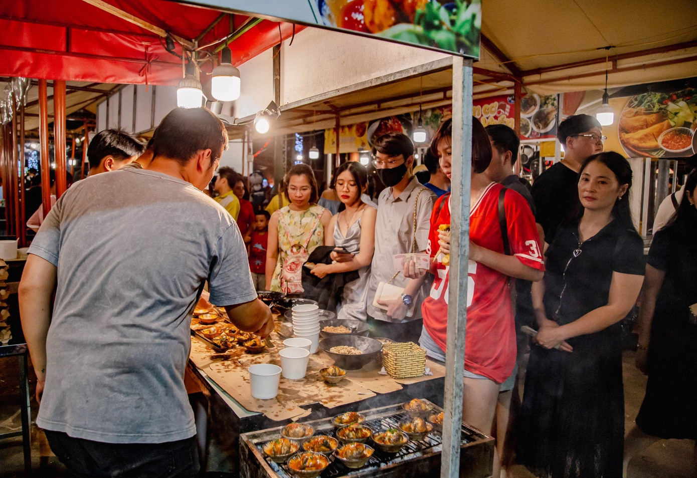 Thành phố có nhiều địa điểm thu hút khách như cầu Rồng phun lửa, chợ đêm Sơn Trà, chợ đêm Helio, phố đi bộ và chợ đêm An Thượng…