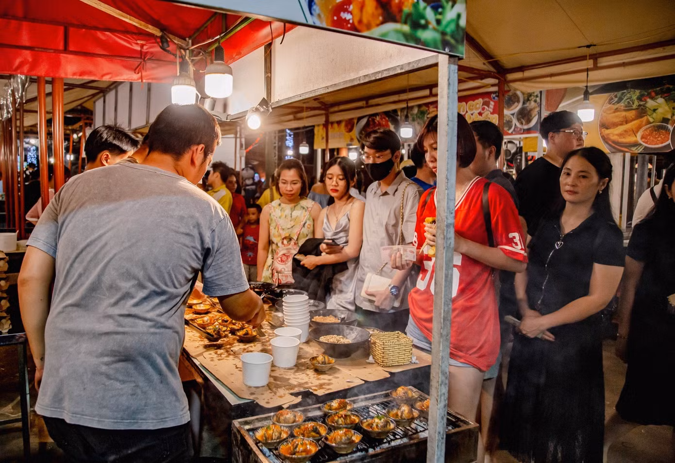 Thành phố có nhiều địa điểm thu hút khách như cầu Rồng phun lửa, chợ đêm Sơn Trà, chợ đêm Helio, phố đi bộ và chợ đêm An Thượng…