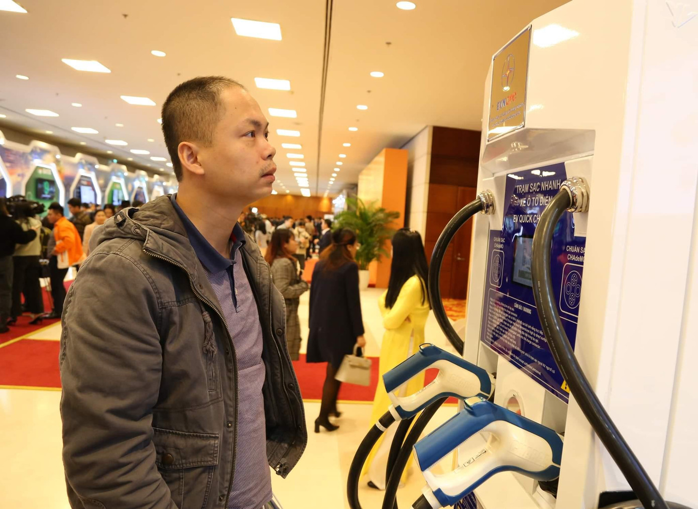 Trạm sạc nhanh cho xe ô tô thu hút đại biểu tìm hiểu bên lề lễ trao giải. Trạm sạc nhanh cho xe ô tô thu hút đại biểu tìm hiểu bên lề lễ trao giải.