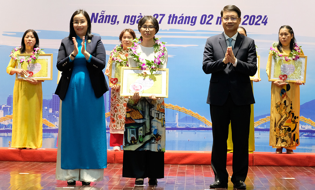 Các y, bác sĩ, nhân viên y tế có thành tích xuất sắc, đóng góp tích cực trong việc khám chữa bệnh được tôn vinh.