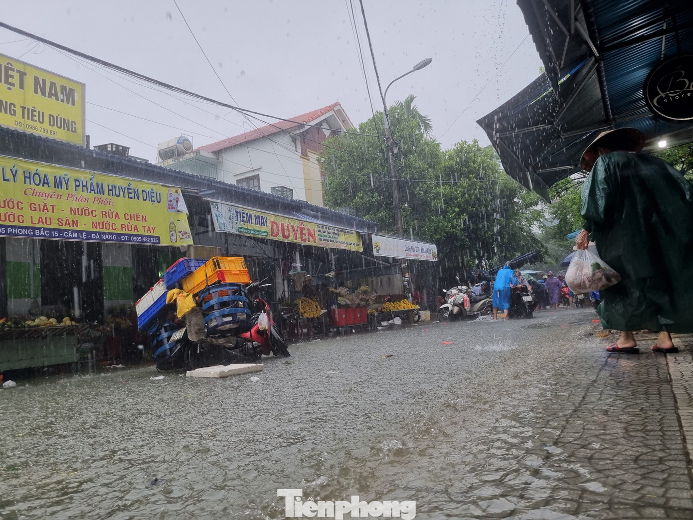 Tại Đà Nẵng, nhiều chợ cũng thất thủ vì mưa kéo dài liên tục. Theo dự báo của cơ quan khí tượng thủy văn, từ nay (14/10) đến sáng ngày 16/10, trên địa bàn thành phố Đà Nẵng tiếp tục có mưa to, mưa rất to và dông. Tổng lượng mưa phổ biến 200-400mm, có nơi trên 500mm. Từ hôm nay đến ngày 17/10, trên sông Vu Gia và các sông thuộc thành phố Đà Nẵng khả năng xuất hiện một đợt lũ. Trong đợt lũ này, biên độ lũ lên trên thượng nguồn sông Vu Gia đạt từ 4,0 -6,0 m, hạ lưu đạt từ 1,0-2,0m. Đỉnh lũ trên sông Vu Gia và các sông thuộc Đà Nẵng ở mức báo động 1 đến báo động 2.