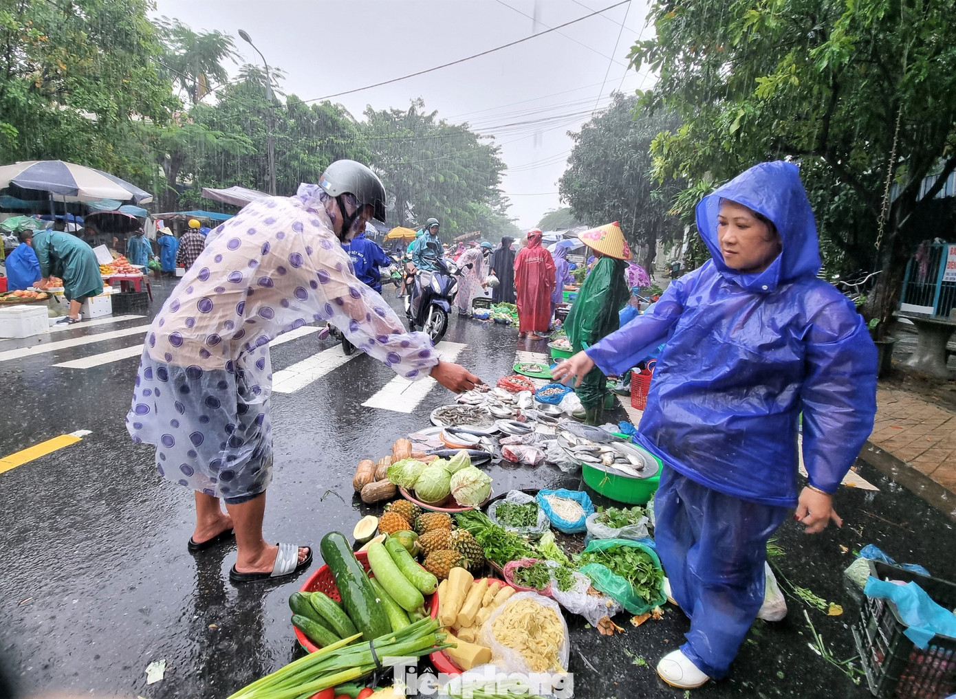 Chị Nguyễn Thị Hoa (hàng rau củ) nói rằng trong hôm nay phải bán tháo hết để về nhà vì nhà chị cũng bị ngập. Quầy hàng của chị bên trong chợ đã lút nước, nhiều hàng hóa không cứu được.