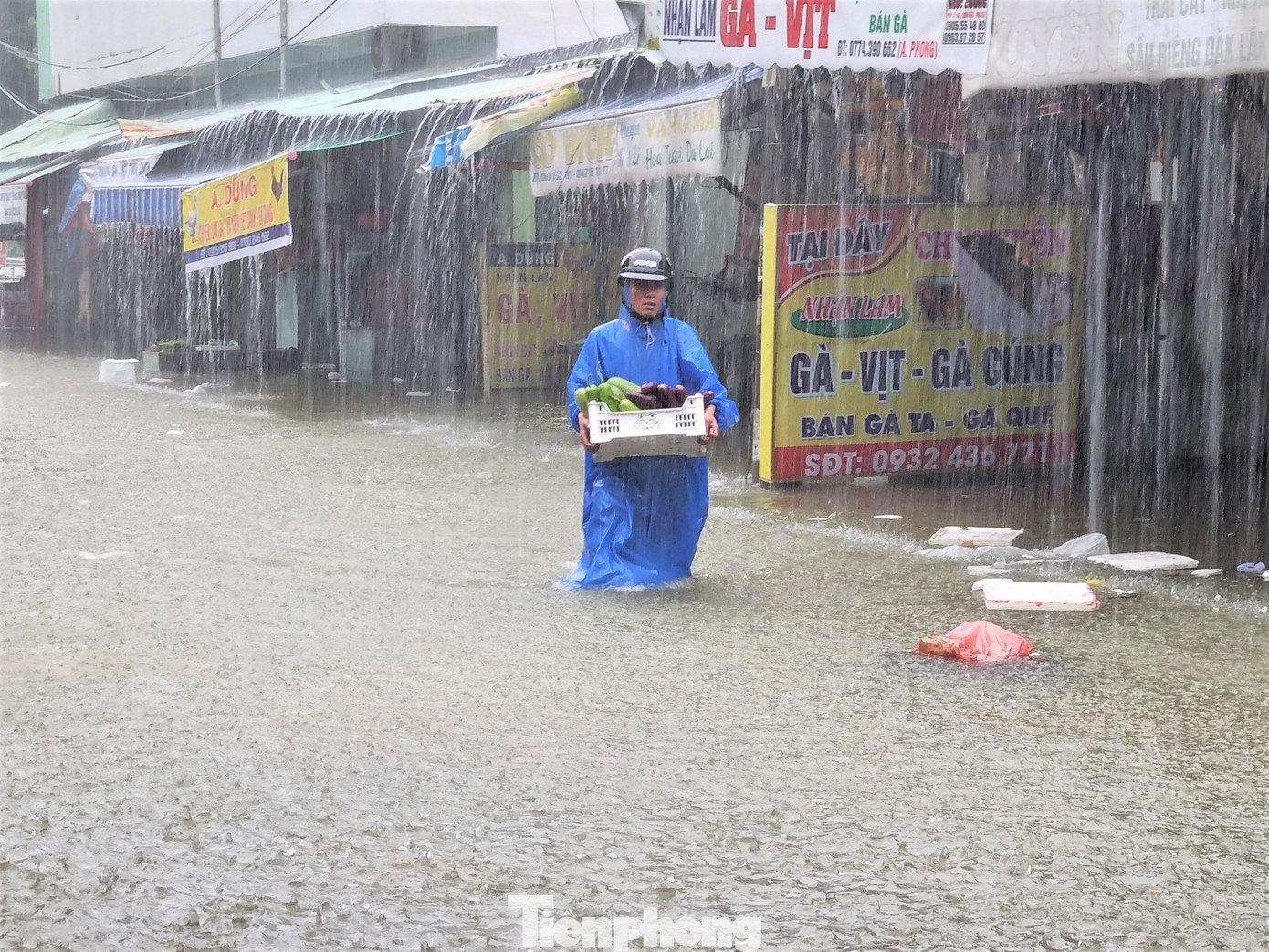 Trong khi đó, nhiều tiểu thương tới chợ vớt vát một số mặt hàng còn dùng được để ra bên ngoài bán. Số còn lại đành "thả tay" cho trôi theo nước.