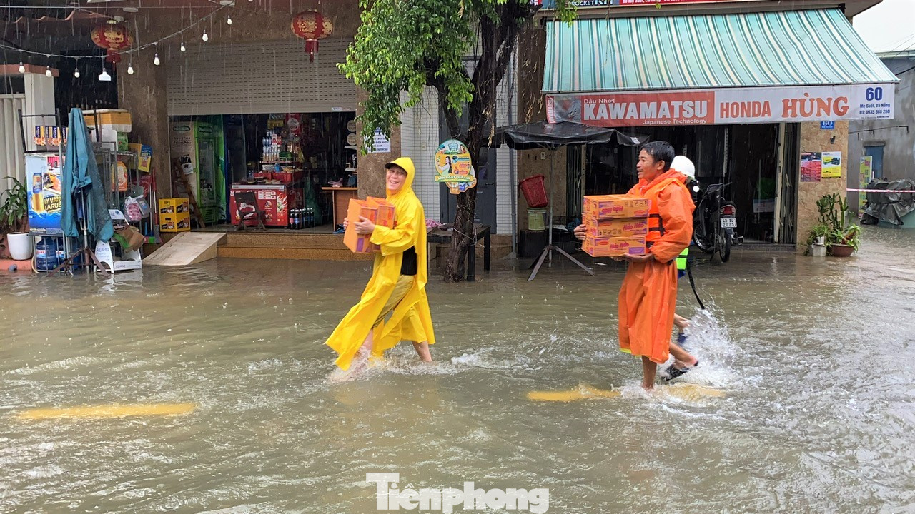 Theo Trung tâm dự báo khí tượng thủy văn quốc gia, từ hôm nay (14/10) đến ngày 17/10, trên các sông ở các tỉnh Hà Tĩnh đến Quảng Nam xuất hiện một đợt lũ, biên độ lũ lên ở thượng lưu các sông từ 3-8m, hạ lưu từ 1-4m. Trong đợt lũ này, mực nước đỉnh lũ ở thượng lưu sông La (Hà Tĩnh), các sông từ Quảng Bình đến Quảng Nam lên mức BĐ1-BĐ2 và trên BĐ2; trên các sông nhỏ có khả năng lên mức BĐ3; hạ lưu sông La dao động ở mức BĐ1. Nguy cơ cao lũ quét, sạt lở đất xảy ra tại khu vực vùng núi, ngập lụt cục bộ vùng trũng thấp ven sông và khu đô thị tại các tỉnh từ Hà Tĩnh đến Quảng Nam.