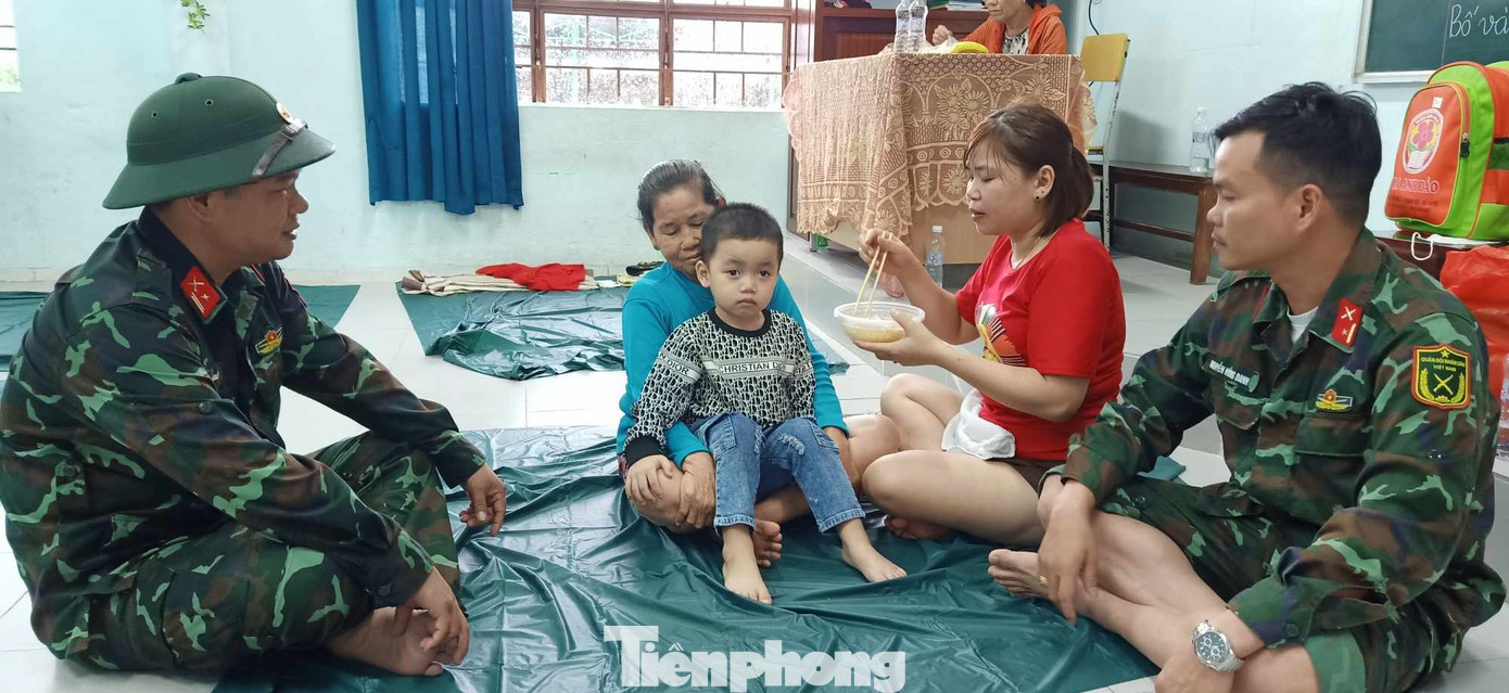 Lực lượng chức năng di tản người dân vùng ngập đến nơi cao ráo, an toàn để trú tránh.