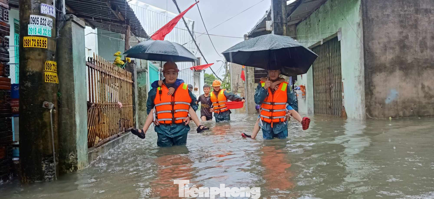 Lực lượng chức năng di tản người dân vùng ngập đến nơi cao ráo, an toàn để trú tránh.