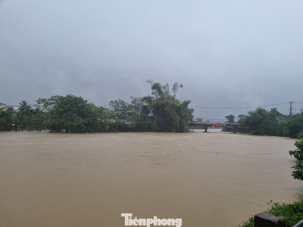 Ông Nguyễn Hoàng (xã Hòa Phong) cho hay sáng nay nước lên bắt đầu dâng mạnh, nhà ông đã ngập gần nửa mét. "Nghe dự báo mưa kéo dài tới ngày 17, lo lắm. Mấy ngày tới đây lượng mưa lớn thì chỉ có đường ngập nặng hơn thôi", ông Hoàng lo lắng.