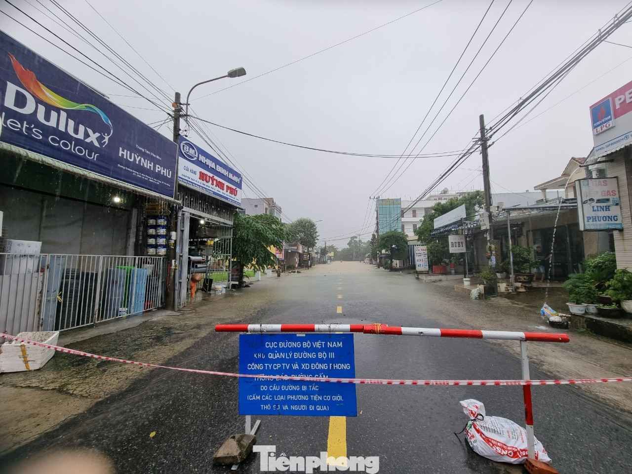 Đường Quảng Xương (xã Hòa Phong) đã bị phong tỏa, không cho xe cộ lưu thông vì ngập nặng. UBND xã Hòa Phong cho hay nhiều tuyến ngập gần cả mét như quốc lộ 14G, An Tân - Khương Mỹ, Dương Lâm 2 - Khương Mỹ...