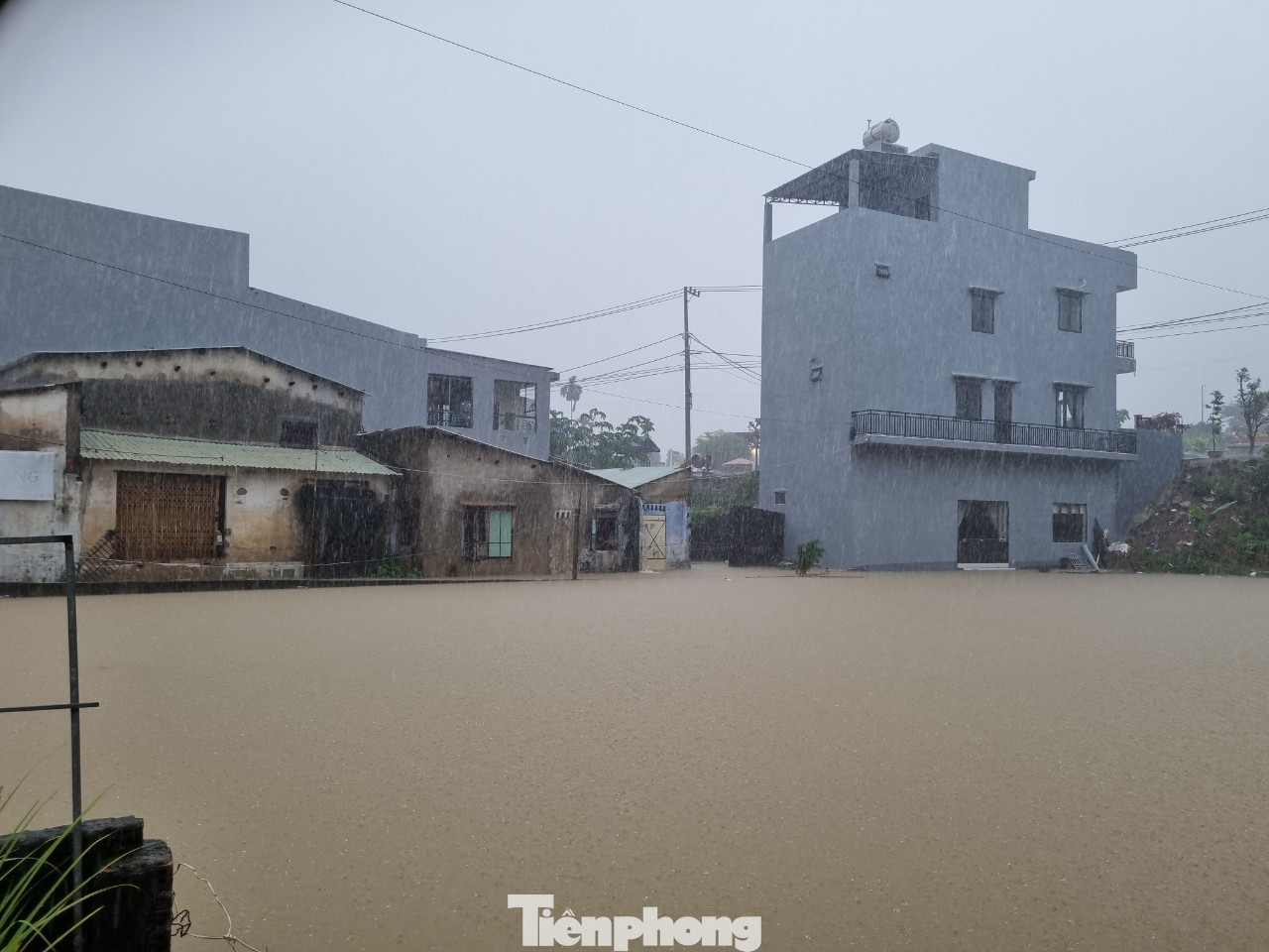 Mưa không ngớt từ sáng đến trưa nay khiến hàng trăm nhà dân tại huyện Hòa Vang bị ngập. Điển hình ở các xã Hòa Nhơn, Hòa Phong, Hòa Sơn. (Ảnh: Thanh Trần).