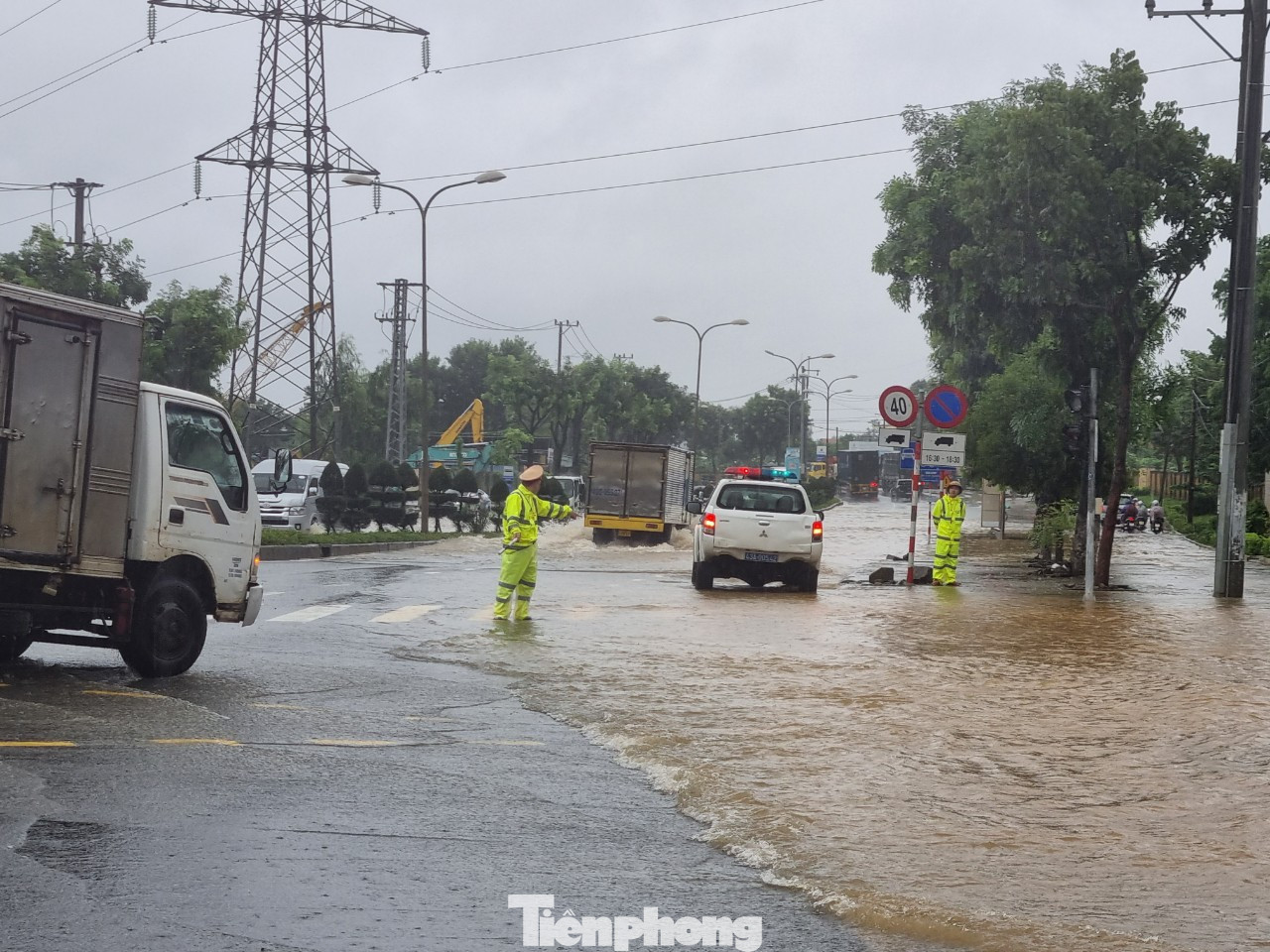 CSGT hướng dẫn xe qua các đoạn đường ngập.