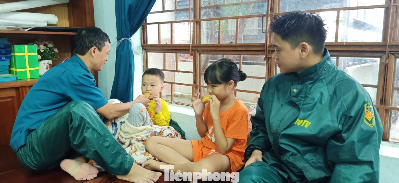 Lực lượng chức năng di tản người dân vùng ngập đến nơi cao ráo, an toàn để trú tránh.