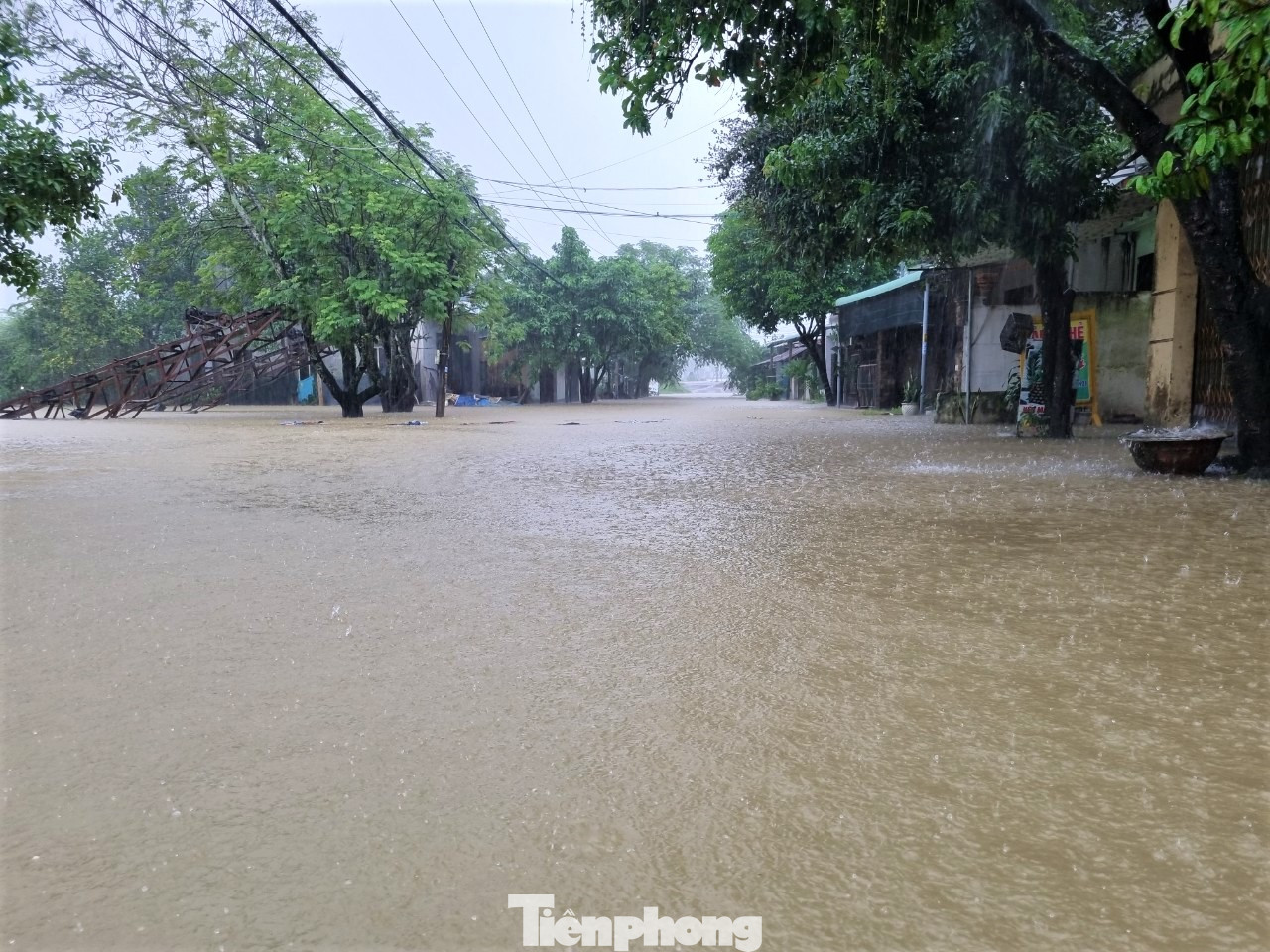Ông Nguyễn Hoàng (xã Hòa Phong) cho hay sáng nay nước lên bắt đầu dâng mạnh, nhà ông đã ngập gần nửa mét. "Nghe dự báo mưa kéo dài tới ngày 17, lo lắm. Mấy ngày tới đây lượng mưa lớn thì chỉ có đường ngập nặng hơn thôi", ông Hoàng lo lắng.