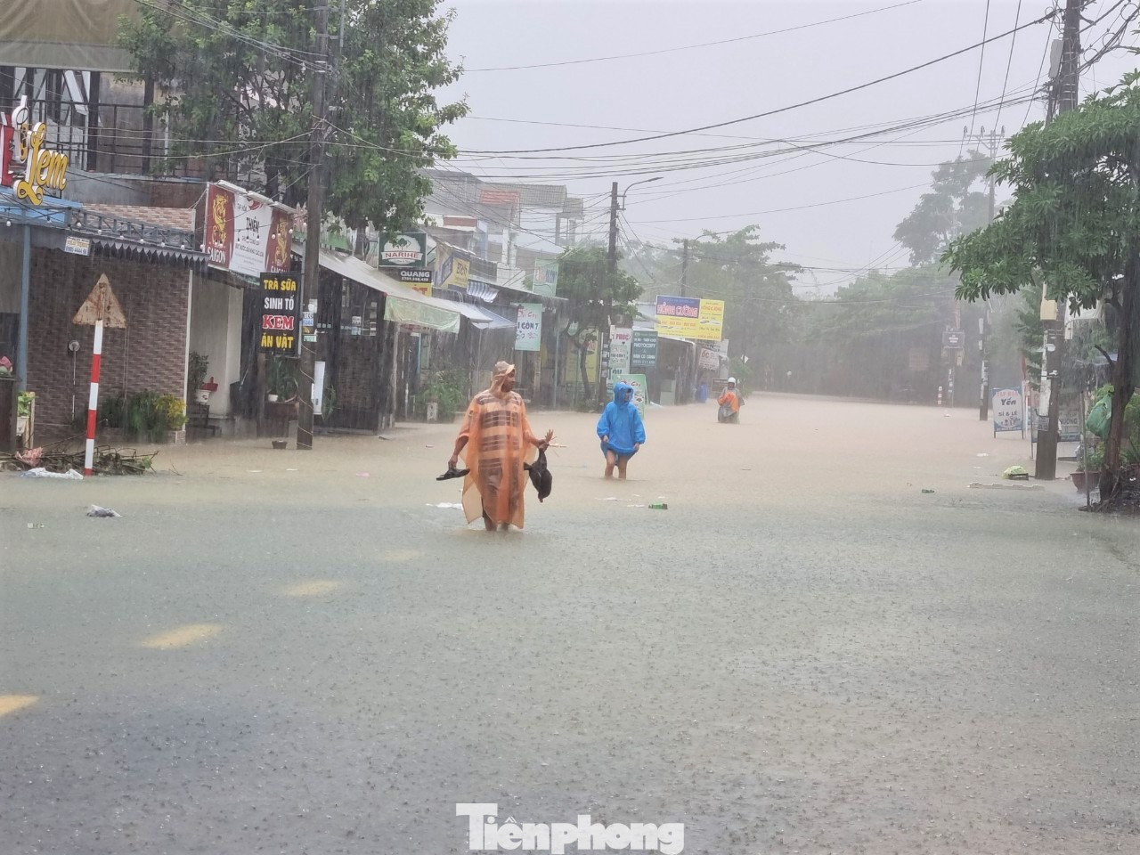 Ông Nguyễn Hoàng (xã Hòa Phong) cho hay sáng nay nước lên bắt đầu dâng mạnh, nhà ông đã ngập gần nửa mét. "Nghe dự báo mưa kéo dài tới ngày 17, lo lắm. Mấy ngày tới đây lượng mưa lớn thì chỉ có đường ngập nặng hơn thôi", ông Hoàng lo lắng.