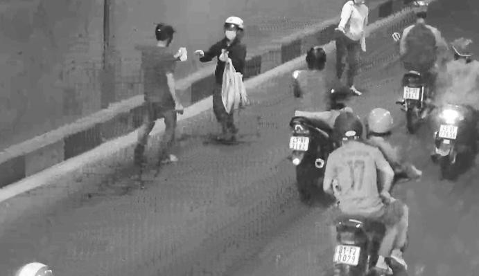 Người dân sau khi nhặt tiền đã trao lại cho hai mẹ con anh Dương.