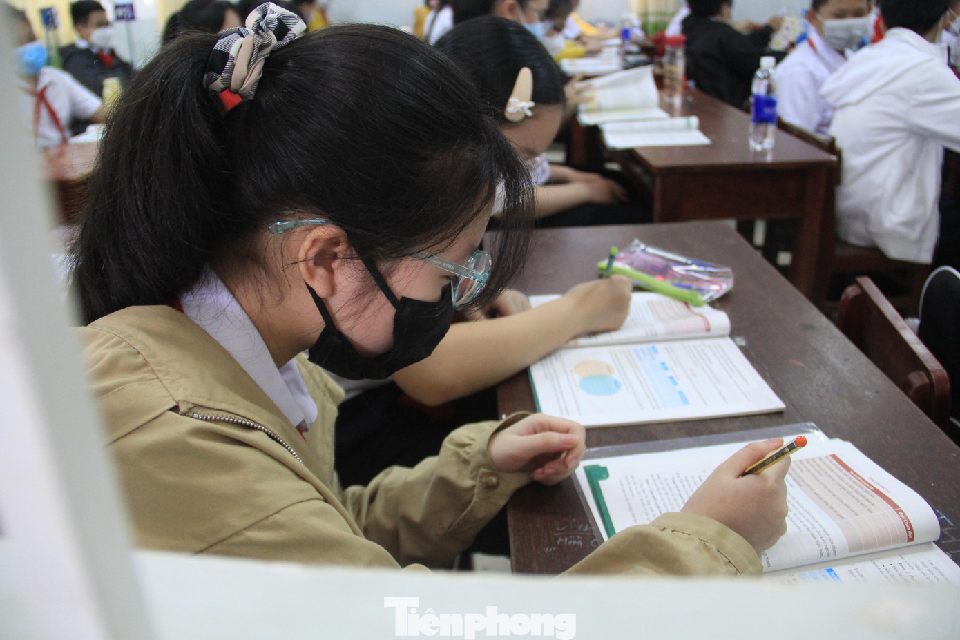 Học sinh đeo khẩu trang suốt buổi học. Các trường cũng chuẩn bị phòng cách ly riêng khi phát hiện học sinh có biểu hiện ho, sốt, nhức đầu… Học sinh đeo khẩu trang suốt buổi học. Các trường cũng chuẩn bị phòng cách ly riêng khi phát hiện học sinh có biểu hiện ho, sốt, nhức đầu…