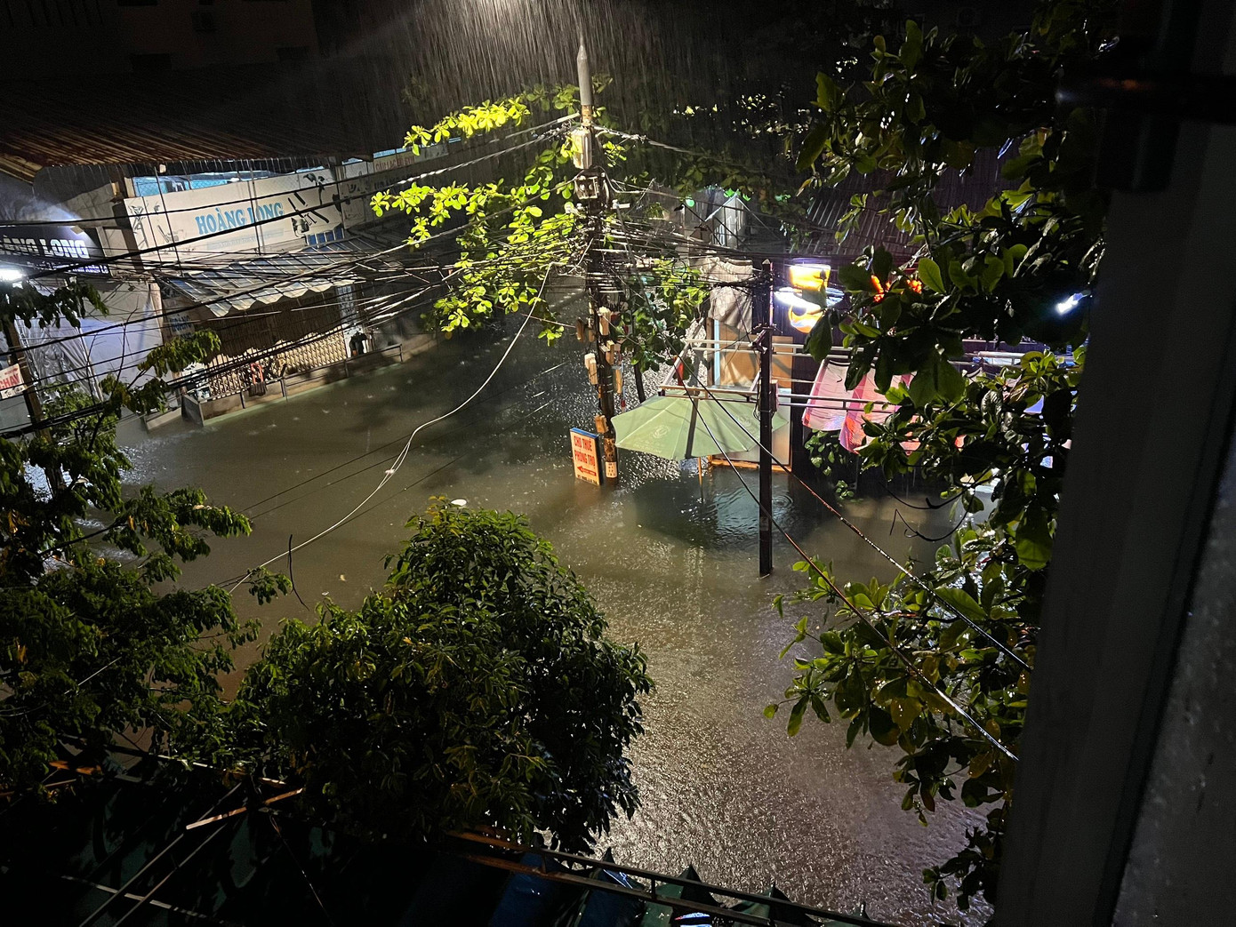 Một khu dân cư tại quận Thanh Khê bị nước bủa vây. Một khu dân cư tại quận Thanh Khê bị nước bủa vây.