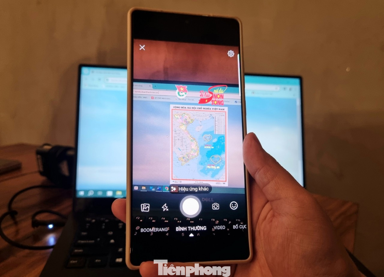 Trên trang web này, ngoài thông tin về cuộc vận động cũng như số lượng các bản đồ được treo cập nhật liên tục còn có nút Trải nghiệm AR để bất kỳ ai cũng có thể sử dụng bản đồ Việt Nam trên không gian ảo thông qua ứng dụng Facebook. Tiếp tục hướng camera điện thoại về phía bản đồ từ khoảng cách gần sau đó lùi dần ra xa bao trọn bản đồ, hiệu ứng và âm thanh tự động xuất hiện và hoạt động.