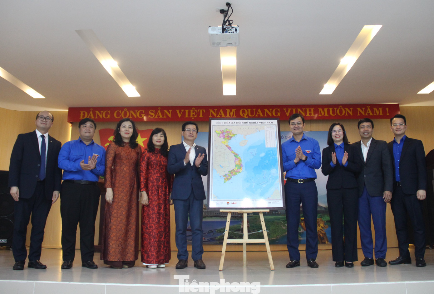 T.Ư Đoàn trao tặng bản đồ cho trường THPT Phan Châu Trinh. TP. Đà Nẵng. (Ảnh: Giang Thanh)