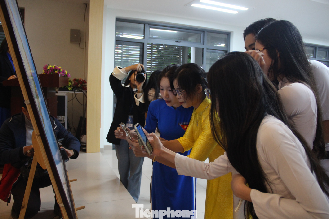 Trên trang web này, ngoài thông tin về cuộc vận động cũng như số lượng các bản đồ được treo cập nhật liên tục còn có nút Trải nghiệm AR để bất kỳ ai cũng có thể sử dụng bản đồ Việt Nam trên không gian ảo thông qua ứng dụng Facebook. Trong ảnh: Học sinh Trường THPT Phan Châu Trinh cùng nhau trải nghiệm bản đồ Tổ quốc AR.