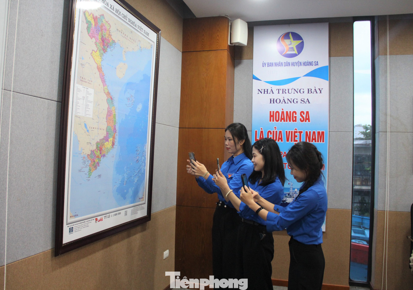 Bên cạnh quét mã QR, đoàn viên thanh niên có thể trải nghiệm bản đồ ảo thông qua ứng dụng facebook với tính năng tạo thước phim trên facebook bằng cách chọn hiệu ứng “Bản đồ Việt Nam” của SEAPVR. Trong ảnh: ĐVTN trải nghiệm bản đồ AR tại Nhà trưng bày Hoàng Sa (quận Sơn Trà, Đà Nẵng).