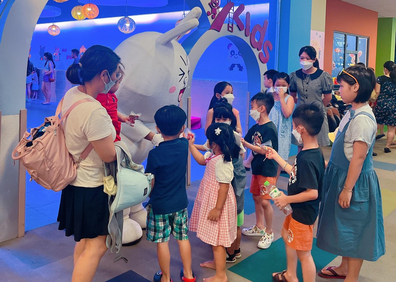 Trung tâm giải trí Helio cũng đón khách từ sớm, phần lớn là các gia đình đưa con nhỏ tới đây để các cháu vui chơi thỏa thích mà không lo trời mưa gió. Trung tâm giải trí Helio cũng đón khách từ sớm, phần lớn là các gia đình đưa con nhỏ tới đây để các cháu vui chơi thỏa thích mà không lo trời mưa gió.