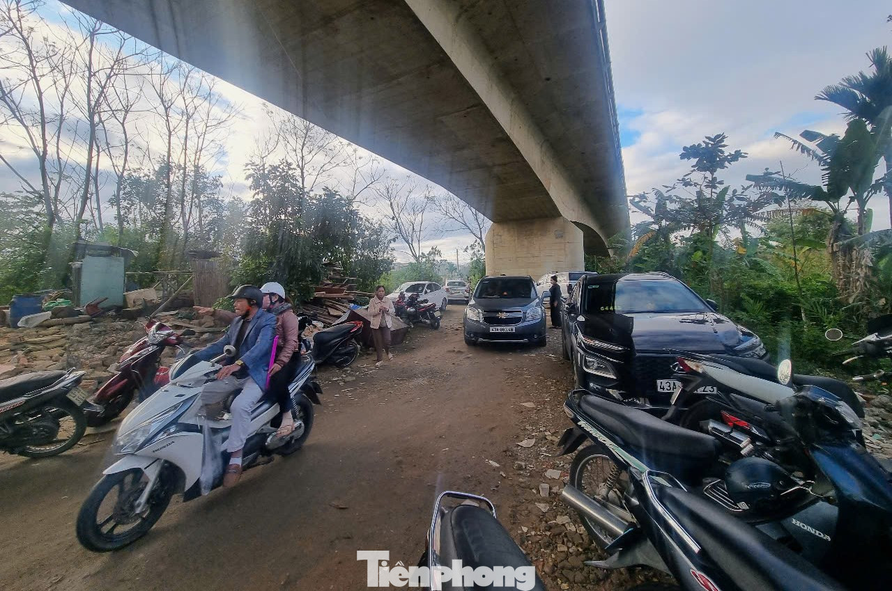 Càng về chiều tối, lượng người đổ về bờ sông càng đông. Khoảng đất trống dưới chân cầu nườm nượp xe cộ.