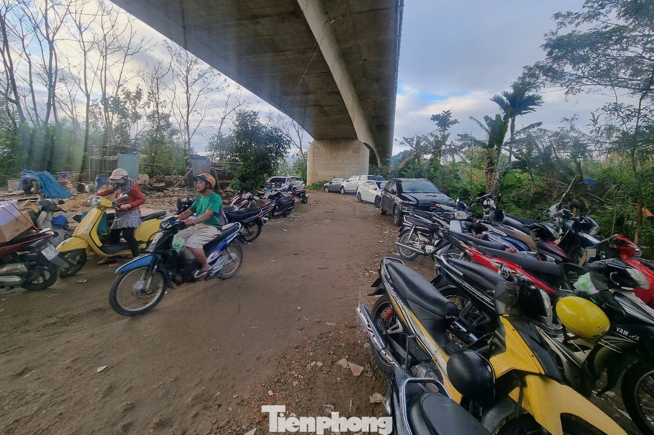 Người dân từ khắp nơi liên tục đổ về, lần lượt lên những chiếc thuyền nhỏ đậu bên sông làm lễ cúng. Nhiều gia đình còn mời các sư thầy về cúng, tụng kinh dịp rằm tháng Giêng.