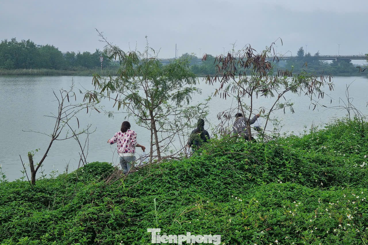 Nhiều người dân mua tới gần cả trăm kg cá. "Vợ chồng tôi ăn chay nhiều năm, để ra một khoản nhỏ để làm những việc lành, trong đó có phóng sinh. Sáng nay nhà tôi mua gần 100kg, đủ loại lươn, cá mang đi thả. Mỗi người một quan niệm, riêng tôi khi nhìn thấy đàn cá quẫy đuôi bơi giữa sông, về với môi trường tự nhiên giống như con người bị giam nhốt lâu nay được thả tự do. Tôi thỏa lòng với khoảnh khắc đó', ông N.T. (62 tuổi, quận Hải Châu) trải lòng. Nhiều người dân mua tới gần cả trăm kg cá. "Vợ chồng tôi ăn chay nhiều năm, để ra một khoản nhỏ để làm những việc lành, trong đó có phóng sinh. Sáng nay nhà tôi mua gần 100kg, đủ loại lươn, cá mang đi thả. Mỗi người một quan niệm, riêng tôi khi nhìn thấy đàn cá quẫy đuôi bơi giữa sông, về với môi trường tự nhiên giống như con người bị giam nhốt lâu nay được thả tự do. Tôi thỏa lòng với khoảnh khắc đó', ông N.T. (62 tuổi, quận Hải Châu) trải lòng.