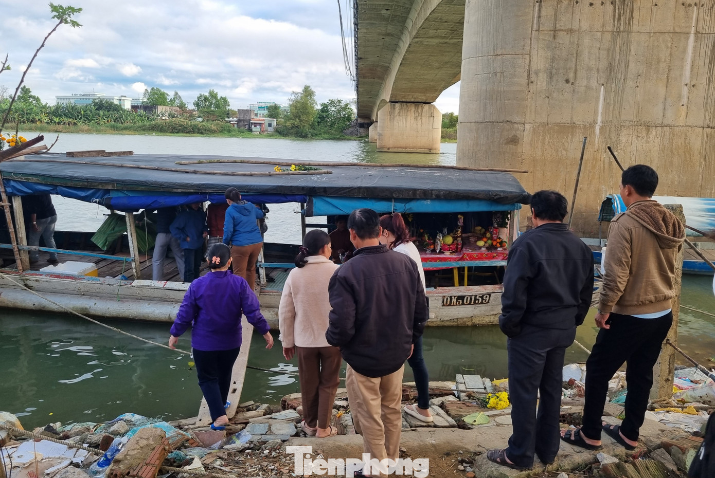 Người dân từ khắp nơi liên tục đổ về, lần lượt lên những chiếc thuyền nhỏ đậu bên sông làm lễ cúng. Nhiều gia đình còn mời các sư thầy về cúng, tụng kinh dịp rằm tháng Giêng.