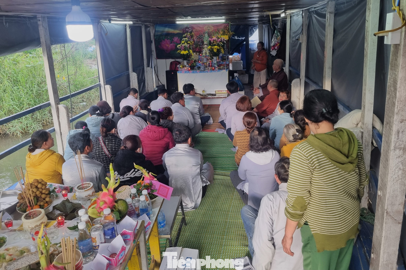 Rất đông người lên những con thuyền đậu bên bờ sông để cúng dương sao, cầu an dịp rằm tháng Giêng. Chị Ngọc Huyền (quận Cẩm Lệ) cho hay mọi năm chị vẫn hay đi lễ chùa nhưng năm nay quá nhiều việc, không thu xếp được nên chị ra đây cầu nguyện. "Không ngờ ở đây cũng nhiều người, không thua gì trên chùa cả. Cúng cả năm không bằng rằm tháng Giêng, nên tôi mua hương hoa ra đây thắp hương, cầu năm nay cả nhà an lành, thuận lợi", chị chia sẻ.