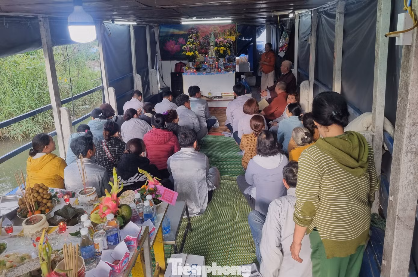Rất đông người lên những con thuyền đậu bên bờ sông để cúng dương sao, cầu an dịp rằm tháng Giêng. Chị Ngọc Huyền (quận Cẩm Lệ) cho hay mọi năm chị vẫn hay đi lễ chùa nhưng năm nay quá nhiều việc, không thu xếp được nên chị ra đây cầu nguyện. "Không ngờ ở đây cũng nhiều người, không thua gì trên chùa cả. Cúng cả năm không bằng rằm tháng Giêng, nên tôi mua hương hoa ra đây thắp hương, cầu năm nay cả nhà an lành, thuận lợi", chị chia sẻ.