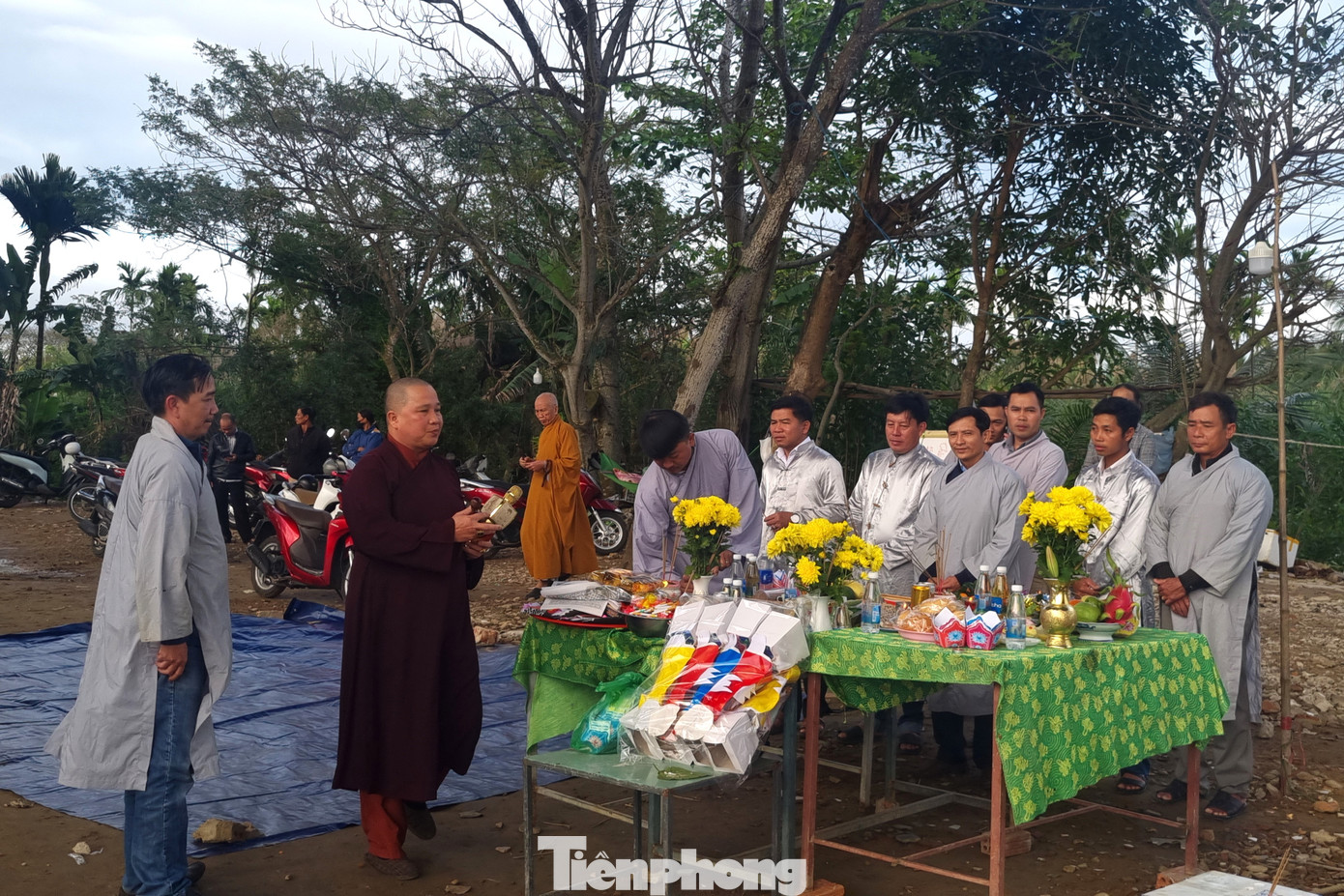 Một gia đình cúng dương sao bên bờ sông Cẩm Lệ lúc chiều tối. Trong ngày chính rằm tháng Giêng năm nay có 4 khung giờ đại cát để tiến hành lễ cúng: giờ Quý Mão (5h-7h), giờ Bính Ngọ (11h-13h), giờ Mậu Thân (15h-17h), giờ Kỷ Dậu (17h-19h).