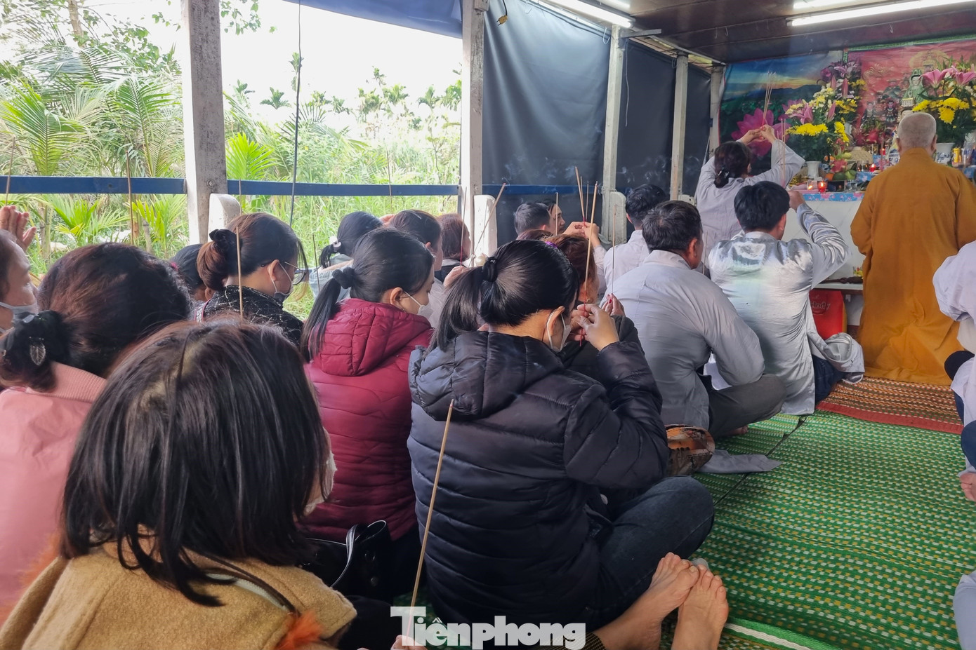 Những chiếc thuyền đậu bên bờ sông nêm chặt người. Sau giờ tan làm, mọi người đổ về mỗi lúc một đông. Với các phật tử và nhiều người dân, rằm đầu tiên của năm là lễ quan trọng, là ngày linh thiêng để cầu khấn, ước nguyện cũng như tích phước từ những việc lành.