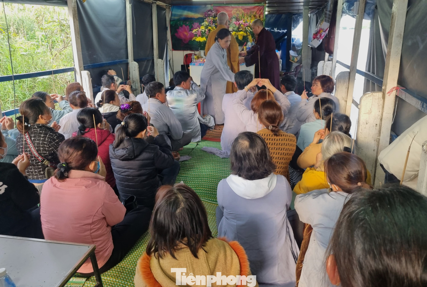 Người dân từ khắp nơi liên tục đổ về, lần lượt lên những chiếc thuyền nhỏ đậu bên sông làm lễ cúng. Nhiều gia đình còn mời các sư thầy về cúng, tụng kinh dịp rằm tháng Giêng.