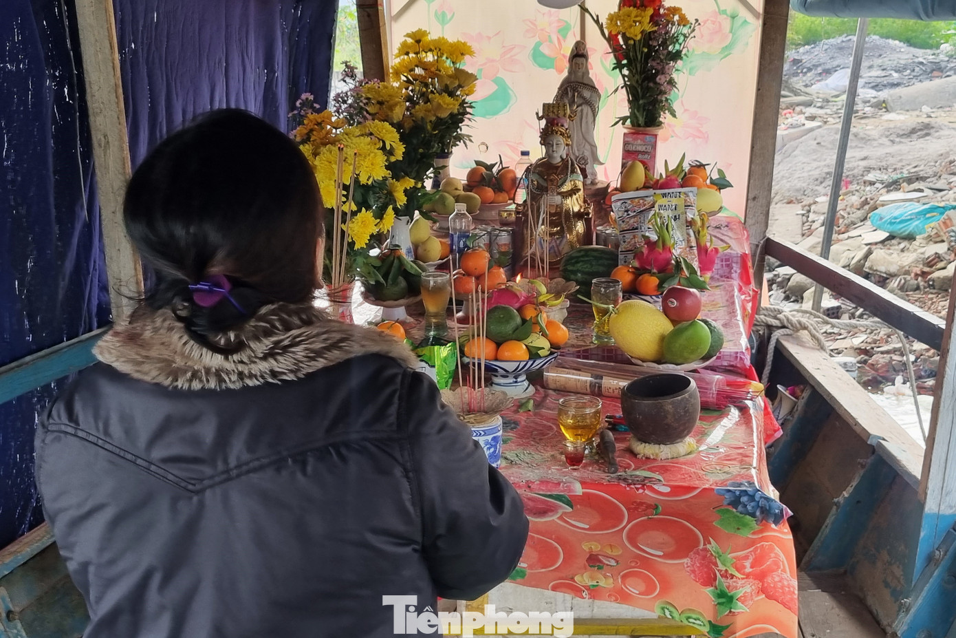 Người dân từ khắp nơi liên tục đổ về, lần lượt lên những chiếc thuyền nhỏ đậu bên sông làm lễ cúng. Nhiều gia đình còn mời các sư thầy về cúng, tụng kinh dịp rằm tháng Giêng.