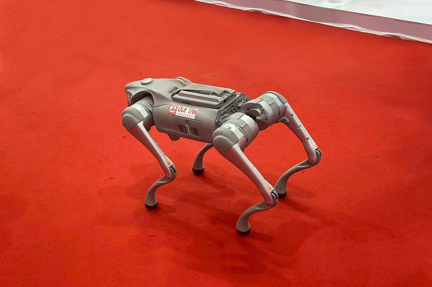 Đại học Duy Tân, đơn vị sở hữu chó robot cho hay Go2 – Edu Plus kết hợp hoàn hảo giữa tính di động và sức mạnh vượt trội, cho phép di chuyển trên địa hình gồ ghề và tích hợp LiDAR 3D để lập bản đồ môi trường. Sản phẩm này tập trung vào các ứng dụng thực tế như khám phá môi trường, cứu hộ cứu nạn. Sinh viên có thể sử dụng Go2 – Edu Plus để phát triển các thuật toán xử lý ảnh, định vị đồng thời và lập bản đồ, cũng như thử nghiệm các kịch bản cứu hộ trong môi trường giả lập hoặc thực tế. Đây là công cụ hoàn hảo để học hỏi, sáng tạo và tiếp cận các công nghệ robot tiên tiến.