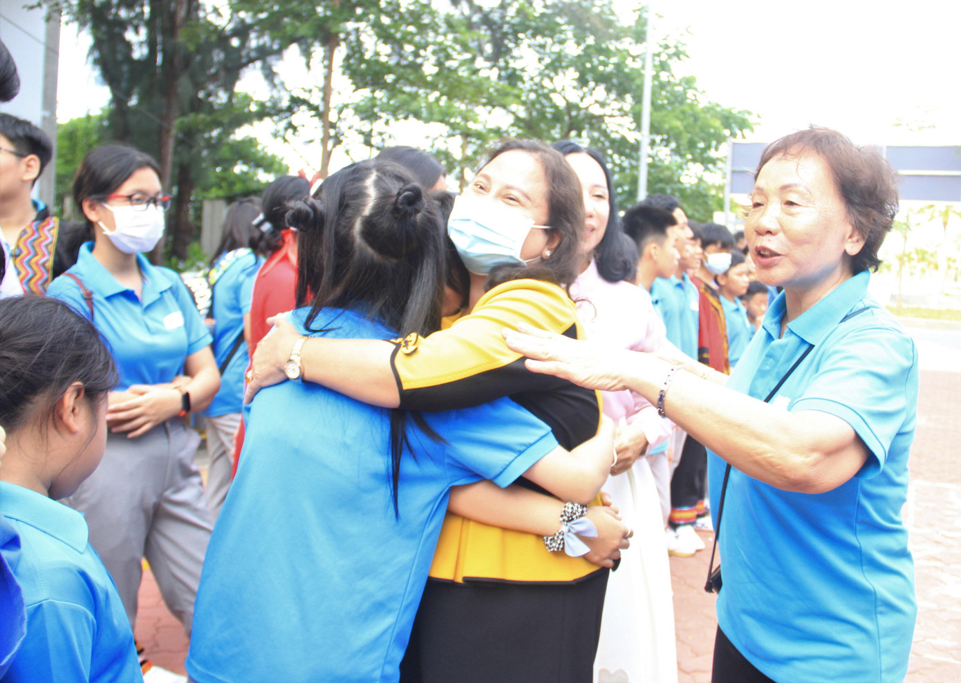 Bà Trần Thị Xuân Mai, Giám đốc Sở LĐ-TB&XH TP. Cần Thơ (áo vàng) xúc động khi gặp lại những "đứa con" trong ngôi trường. Bà nói gần một tháng trước các cháu ra sân bay còn bỡ ngỡ, tủi thân. Giờ gặp lại thấy cháu nào cũng hoạt bát, vui tươi, hòa đồng với các bạn.