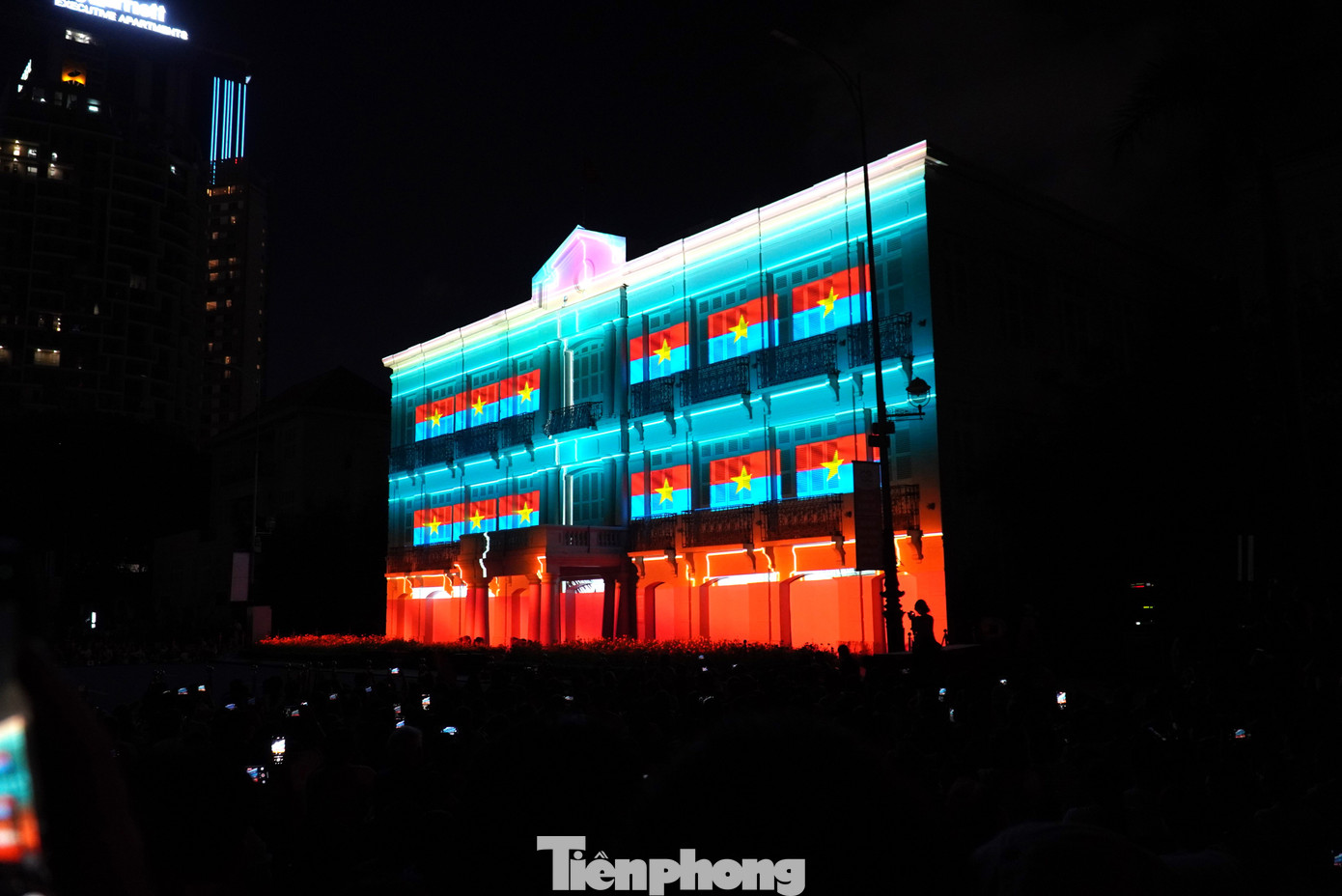 Đà Nẵng tiên phong ứng dụng công nghệ trình chiếu hàng đầu châu Á để kể câu chuyện của chính mình - một Đà Nẵng trẻ trung, hiện đại, giàu bản sắc. Lần đầu tiên người dân thành phố được xem phim 3D trên màn hình khủng. Đà Nẵng tiên phong ứng dụng công nghệ trình chiếu hàng đầu châu Á để kể câu chuyện của chính mình - một Đà Nẵng trẻ trung, hiện đại, giàu bản sắc. Lần đầu tiên người dân thành phố được xem phim 3D trên màn hình khủng.