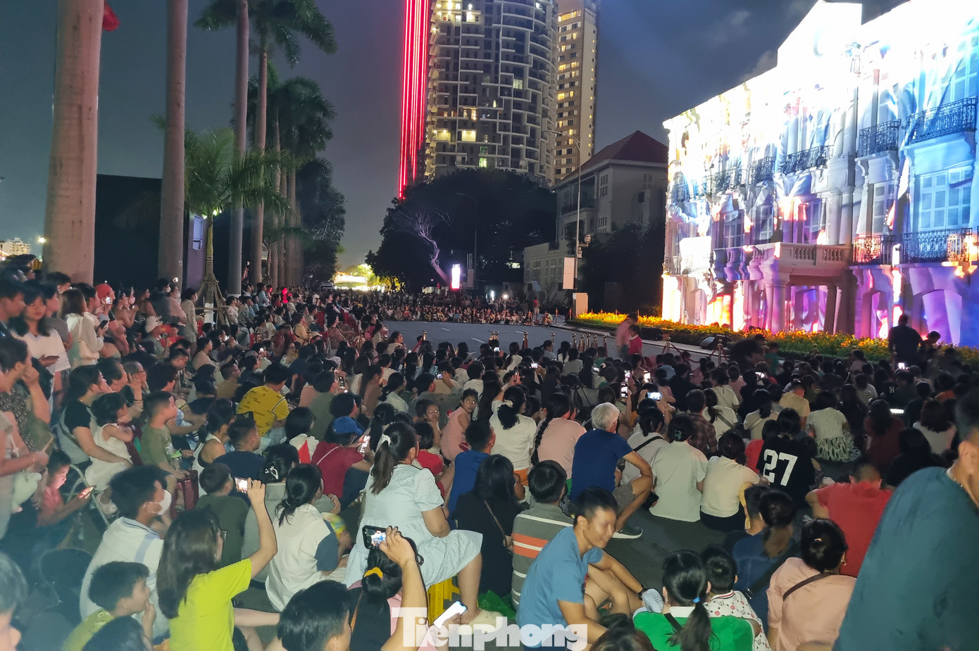 Người dân ngồi kín tuyến đường Bạch Đằng, trước toà nhà 42 Bạch Đằng từ rất sớm đón chờ bộ phim. Ảnh: Thanh Hiền. Người dân ngồi kín tuyến đường Bạch Đằng, trước toà nhà 42 Bạch Đằng từ rất sớm đón chờ bộ phim. Ảnh: Thanh Hiền.