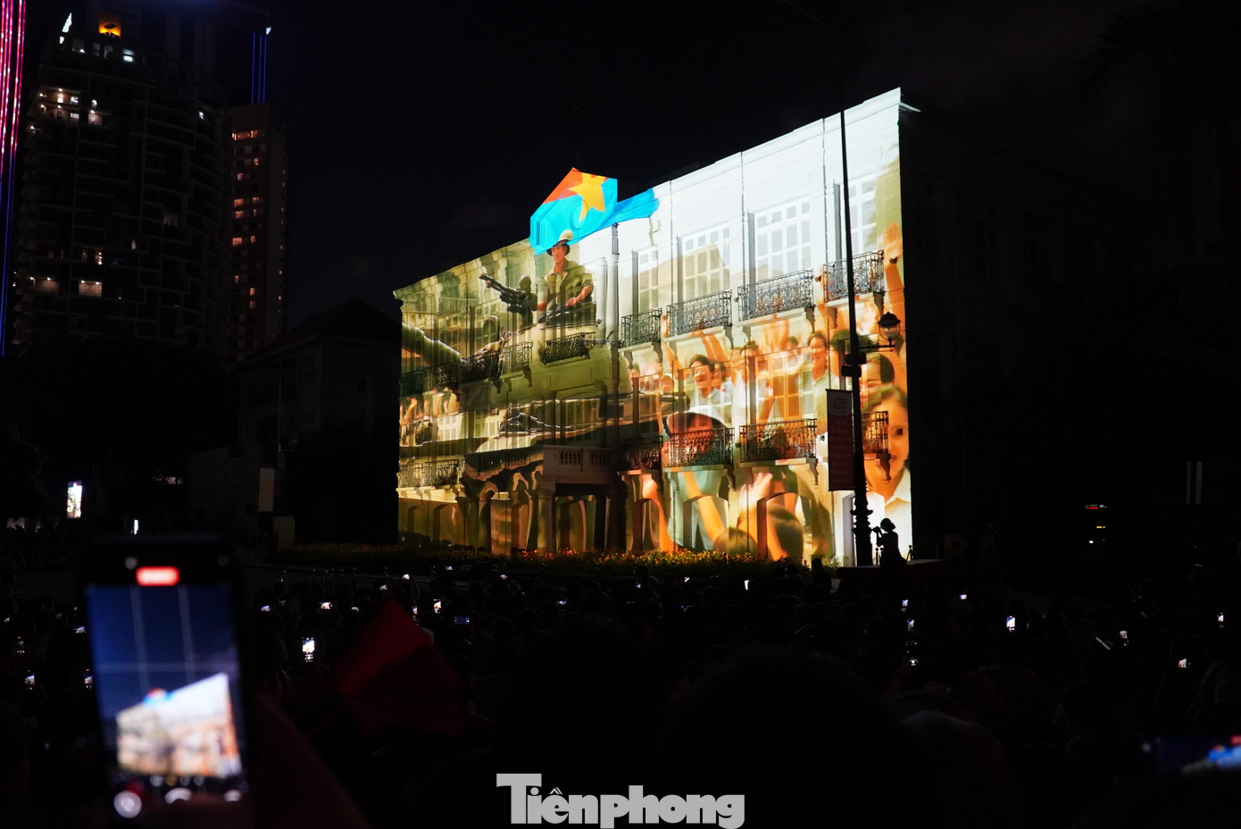 Phim gồm 3 phần nối tiếp nhau, tái hiện sinh động hành trình hình thành, đấu tranh và phát triển của Đà Nẵng qua các thời kỳ lịch sử. Phần 1: Khởi nguồn Đà Nẵng - Giới thiệu quá trình hình thành vùng đất và cư dân bản địa từ thời tiền sử đến cổ - trung đại, với dấu ấn văn hóa Sa Huỳnh, Chăm-pa và Đại Việt. Phần 2: Khúc tráng ca đấu tranh - Khắc họa cuộc kháng chiến trường kỳ của quân và dân Đà Nẵng chống thực dân phương Tây (1858 - 1954) và đế quốc Mỹ (1954–1975); đồng thời giới thiệu sự phát triển đô thị trong giai đoạn này. Phim gồm 3 phần nối tiếp nhau, tái hiện sinh động hành trình hình thành, đấu tranh và phát triển của Đà Nẵng qua các thời kỳ lịch sử. Phần 1: Khởi nguồn Đà Nẵng - Giới thiệu quá trình hình thành vùng đất và cư dân bản địa từ thời tiền sử đến cổ - trung đại, với dấu ấn văn hóa Sa Huỳnh, Chăm-pa và Đại Việt. Phần 2: Khúc tráng ca đấu tranh - Khắc họa cuộc kháng chiến trường kỳ của quân và dân Đà Nẵng chống thực dân phương Tây (1858 - 1954) và đế quốc Mỹ (1954–1975); đồng thời giới thiệu sự phát triển đô thị trong giai đoạn này.