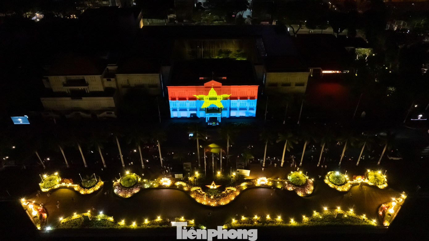 Bảo tàng Đà Nẵng cho hay, phim được chiếu bởi hệ thống 7 máy chiếu công nghệ cao, mỗi máy có độ sáng từ 30.000 lumen trở lên, mang đến hình ảnh siêu thực, sống động, làm bừng sáng cả không gian. Thời gian trình chiếu từ ngày 29/4 – 1/5. Mỗi đêm có hai suất chiếu với khung giờ từ 19h30 - 20h30 và 21h00 - 22h00. Ảnh: B.T. Bảo tàng Đà Nẵng cho hay, phim được chiếu bởi hệ thống 7 máy chiếu công nghệ cao, mỗi máy có độ sáng từ 30.000 lumen trở lên, mang đến hình ảnh siêu thực, sống động, làm bừng sáng cả không gian. Thời gian trình chiếu từ ngày 29/4 – 1/5. Mỗi đêm có hai suất chiếu với khung giờ từ 19h30 - 20h30 và 21h00 - 22h00. Ảnh: B.T.