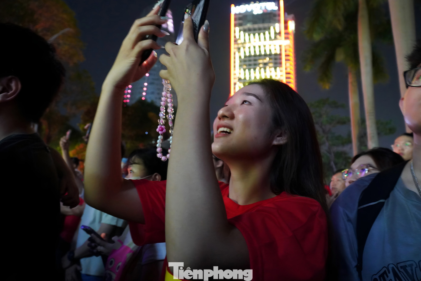 Rất nhiều bạn trẻ đã đến xem phim trong buổi tối công chiếu đầu tiên. Chị Thảo Uyên (27 tuổi, quận Hải Châu) nói rằng đây là lần đầu tiên được xem phim 3D Mapping và rất thích thú. “Đây là cách kể chuyện lịch sử rất hiện đại, gây ấn tượng mạnh nên chắc chắn tôi sẽ nhớ rất lâu các sự kiện. Hy vọng Đà Nẵng sẽ có thêm nhiều cách truyền đạt lịch sử, văn hóa sáng tạo, thường xuyên hơn nữa”, chị bày tỏ. Rất nhiều bạn trẻ đã đến xem phim trong buổi tối công chiếu đầu tiên. Chị Thảo Uyên (27 tuổi, quận Hải Châu) nói rằng đây là lần đầu tiên được xem phim 3D Mapping và rất thích thú. “Đây là cách kể chuyện lịch sử rất hiện đại, gây ấn tượng mạnh nên chắc chắn tôi sẽ nhớ rất lâu các sự kiện. Hy vọng Đà Nẵng sẽ có thêm nhiều cách truyền đạt lịch sử, văn hóa sáng tạo, thường xuyên hơn nữa”, chị bày tỏ.