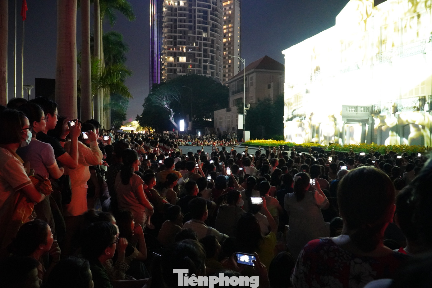 Trong khi đó, các du khách nước ngoài cũng không khỏi bất ngờ trước bộ phim quá hoành tráng trên toà nhà lịch sử. “Thật tuyệt vời vì trong chưa đầy một tiếng đồng hồ, tôi đã biết rõ hơn về quá trình hình thành, phát triển của Đà Nẵng”, anh Fergal (Mỹ) nói. Trong khi đó, các du khách nước ngoài cũng không khỏi bất ngờ trước bộ phim quá hoành tráng trên toà nhà lịch sử. “Thật tuyệt vời vì trong chưa đầy một tiếng đồng hồ, tôi đã biết rõ hơn về quá trình hình thành, phát triển của Đà Nẵng”, anh Fergal (Mỹ) nói.