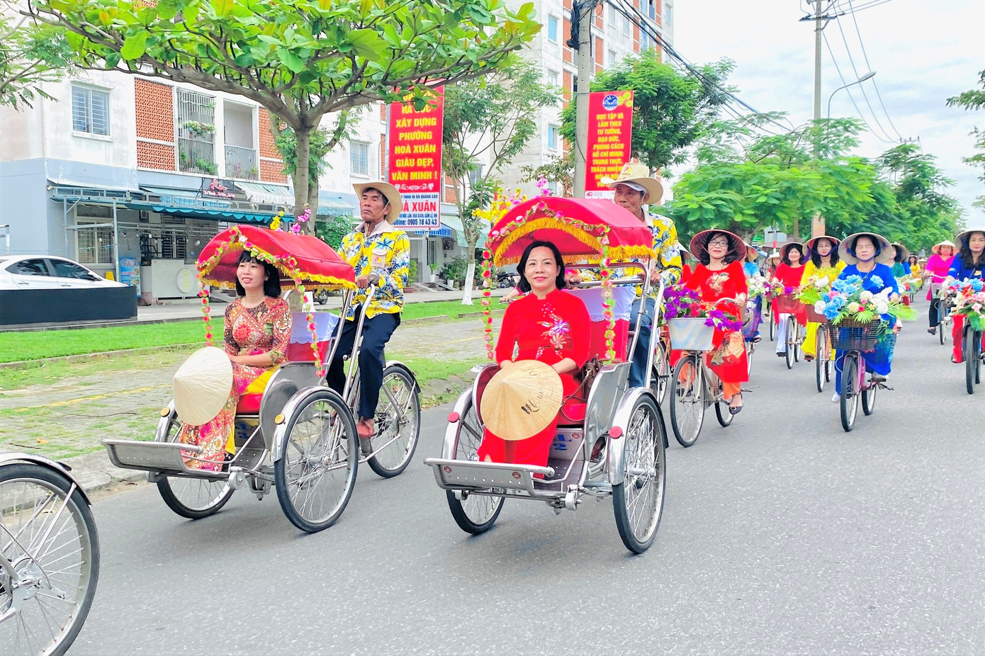 Bà Phạm Thị Hiền, Chủ tịch Hội LHPN phường Hòa Xuân chia sẻ, ngày Quốc tế phụ nữ 8/3 là dịp để tôn vinh vẻ đẹp, khẳng định vai trò của những người phụ nữ trong xã hội, gia đình và trong cuộc sống.