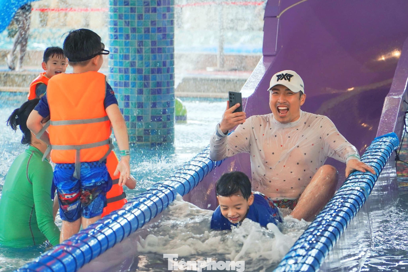 Thời tiết Đà Nẵng những ngày Tết không lạnh nên nhiều gia đình chọn đưa con đến các điểm có khu vui chơi dưới nước. Trong ảnh là du khách vui chơi trong công viên nước Mikazuki.